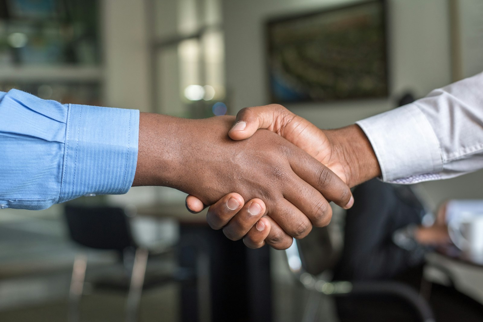 Beratungsgespräch mit Handschlag